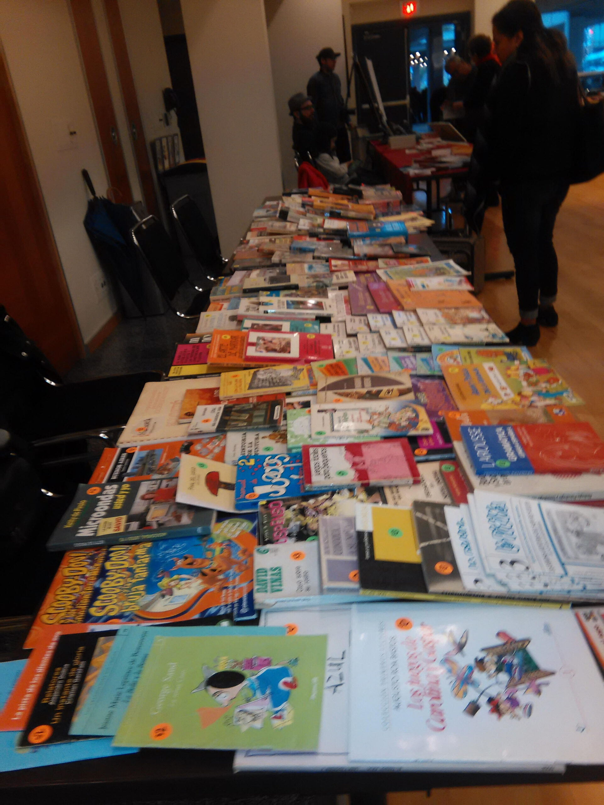 Mesa con una variedad de libros expuestos en la primera feria del libro de 2016