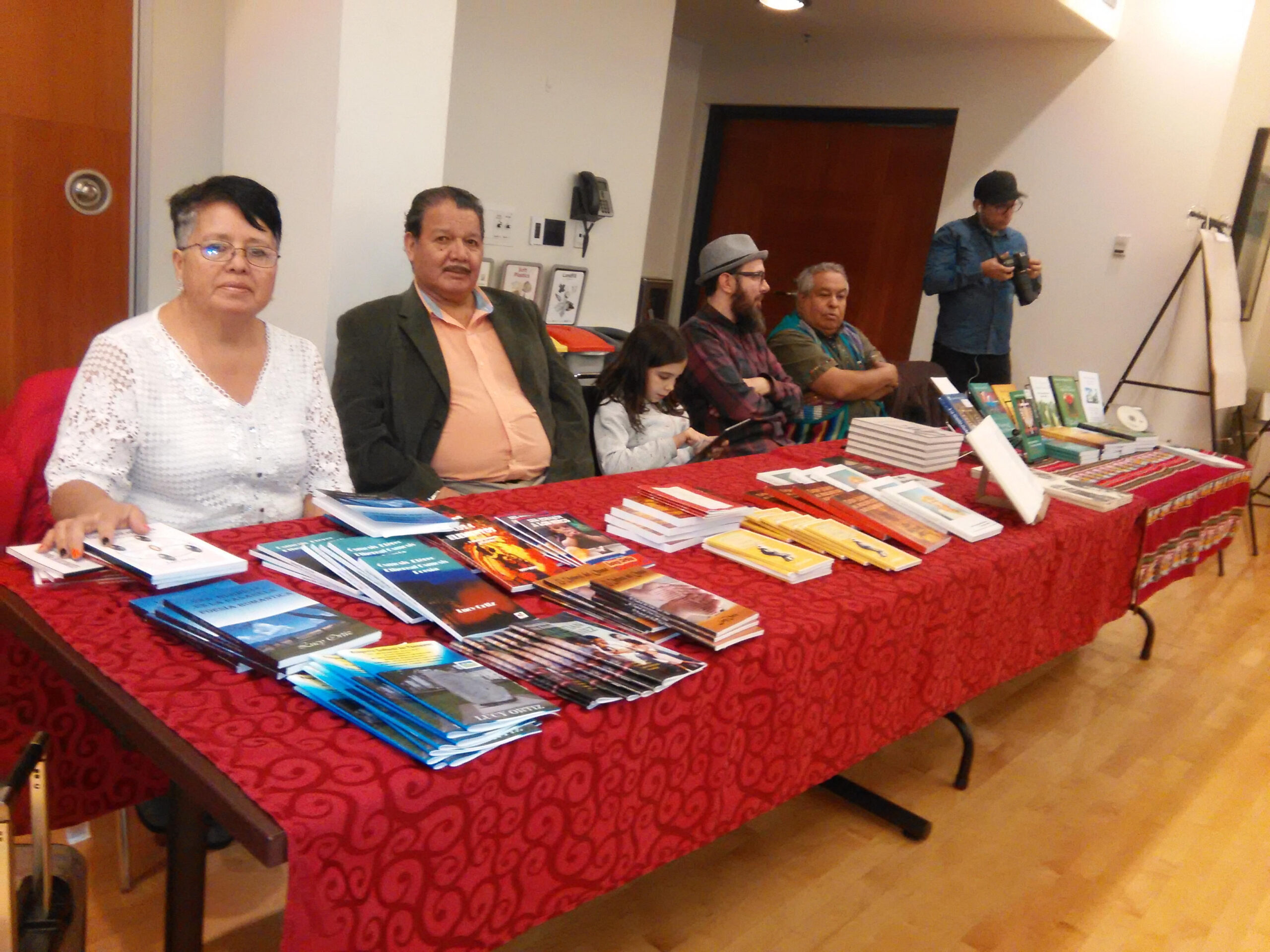 Autores presentando sus libros en sus stands durante la primera feria del libro de 2016