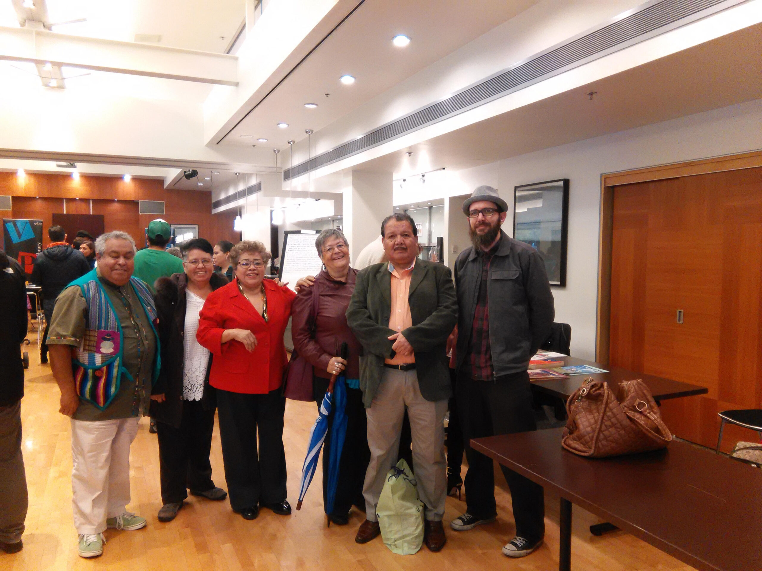 Grupo de personas sonriendo y posando felices en la feria del libro de 2016